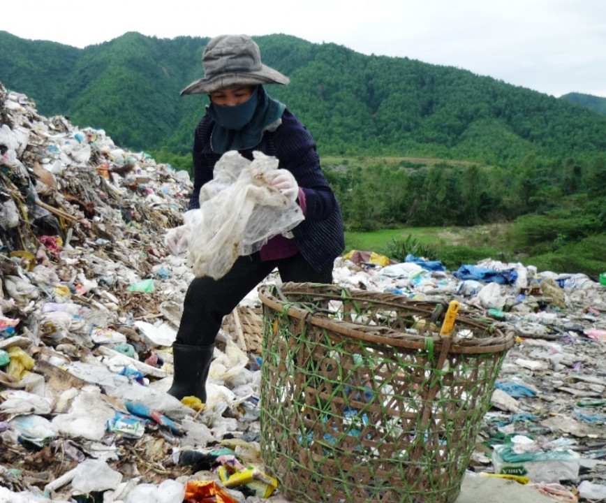 Khó có thể kể hết được nỗi vất vả, gian nan của họ, chí ít tôi gom nhặt vài ba câu chuyện, dăm bảy mảnh đời nơi triền ''núi rác'' mà thôi