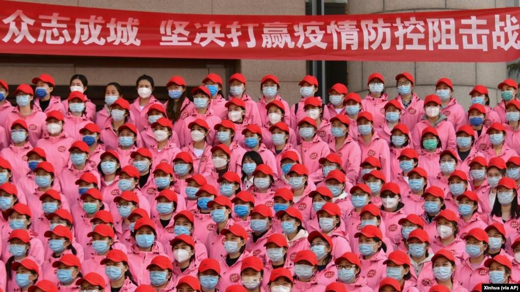 山东省医护人员在前往上海帮助抗疫前在济南举行仪式。（2022年4月3日）