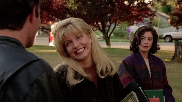 laura palmer smiles at bobby while donna looks on in Twin Peaks FWWM