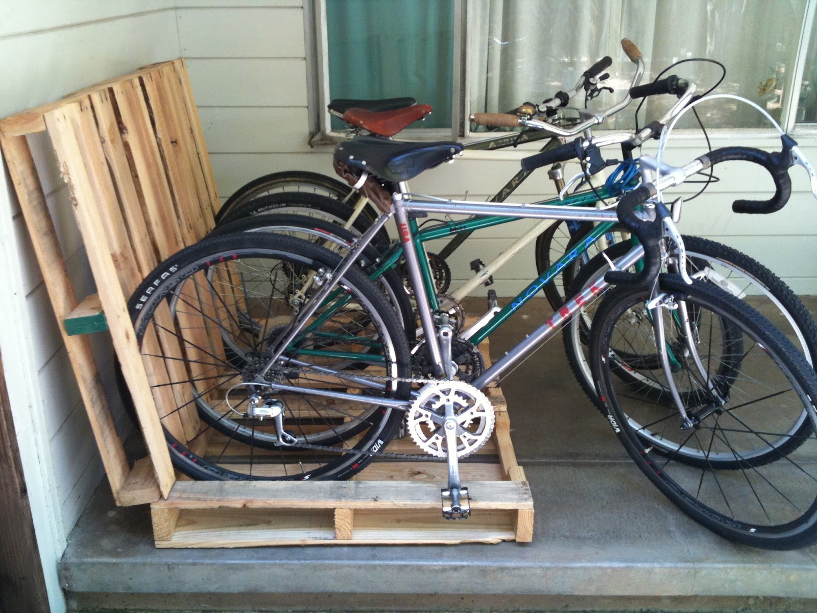 Easy And Clever DIY Projects: Pallet Bike Rack