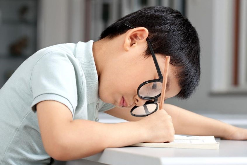 Trẻ ngồi sai tư thế khiến tình trạng bị gù lưng phổ biến