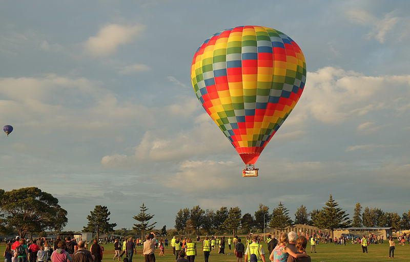 File:Colorful hot air balloon ZK-OAK landing at Lift Off Levin.jpg