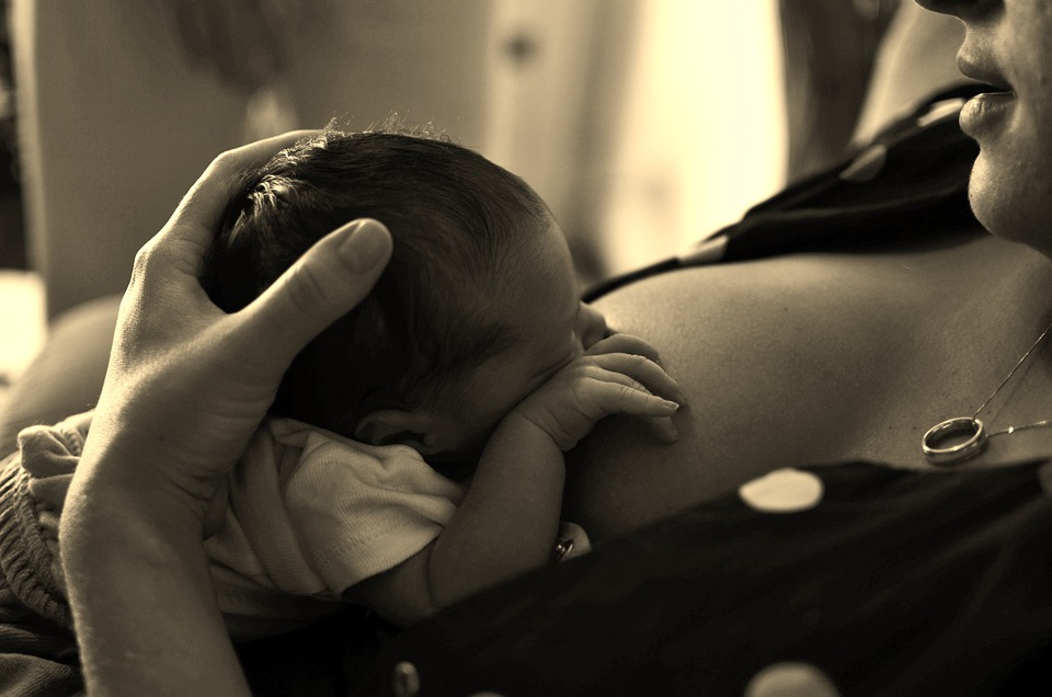 How To Stay Comfortable When Breastfeeding Your Baby