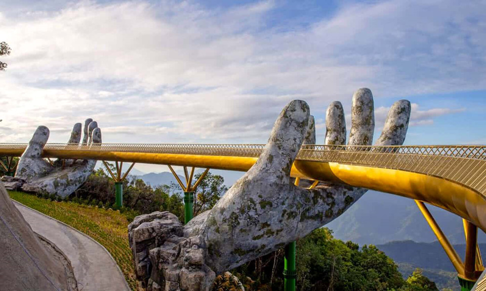 Với vẻ đẹp “vô tiền khoáng hậu”, Cầu Vàng Đà Nẵng đã vinh dự được World Travel Award bầu chọn là “Cây cầu du lịch biểu tượng hàng đầu thế giới 2020”