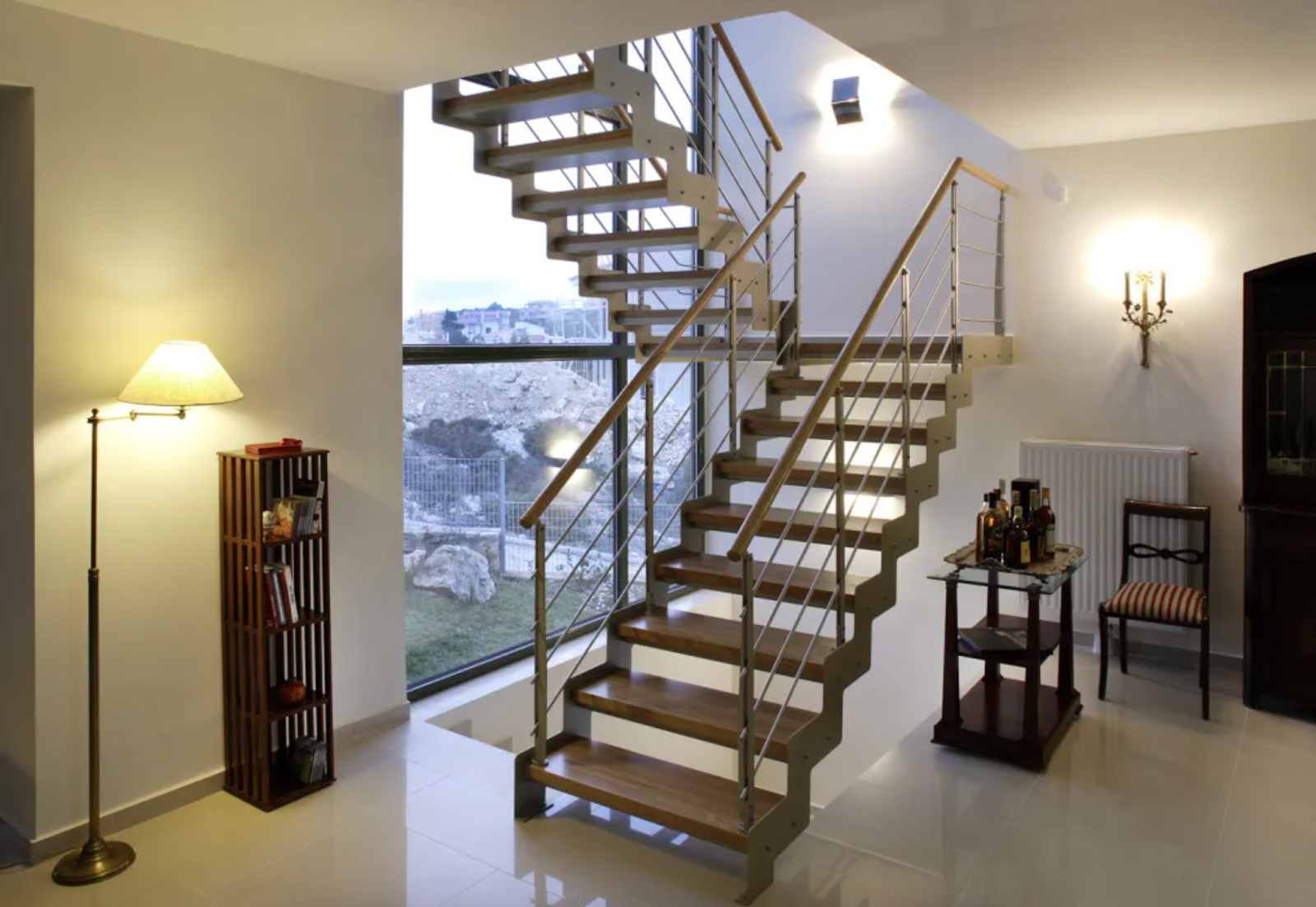 Лестниц и т д. Металлическая лестница. Лестница в доме. Металлические лестницы в частном доме. Железная лестница.