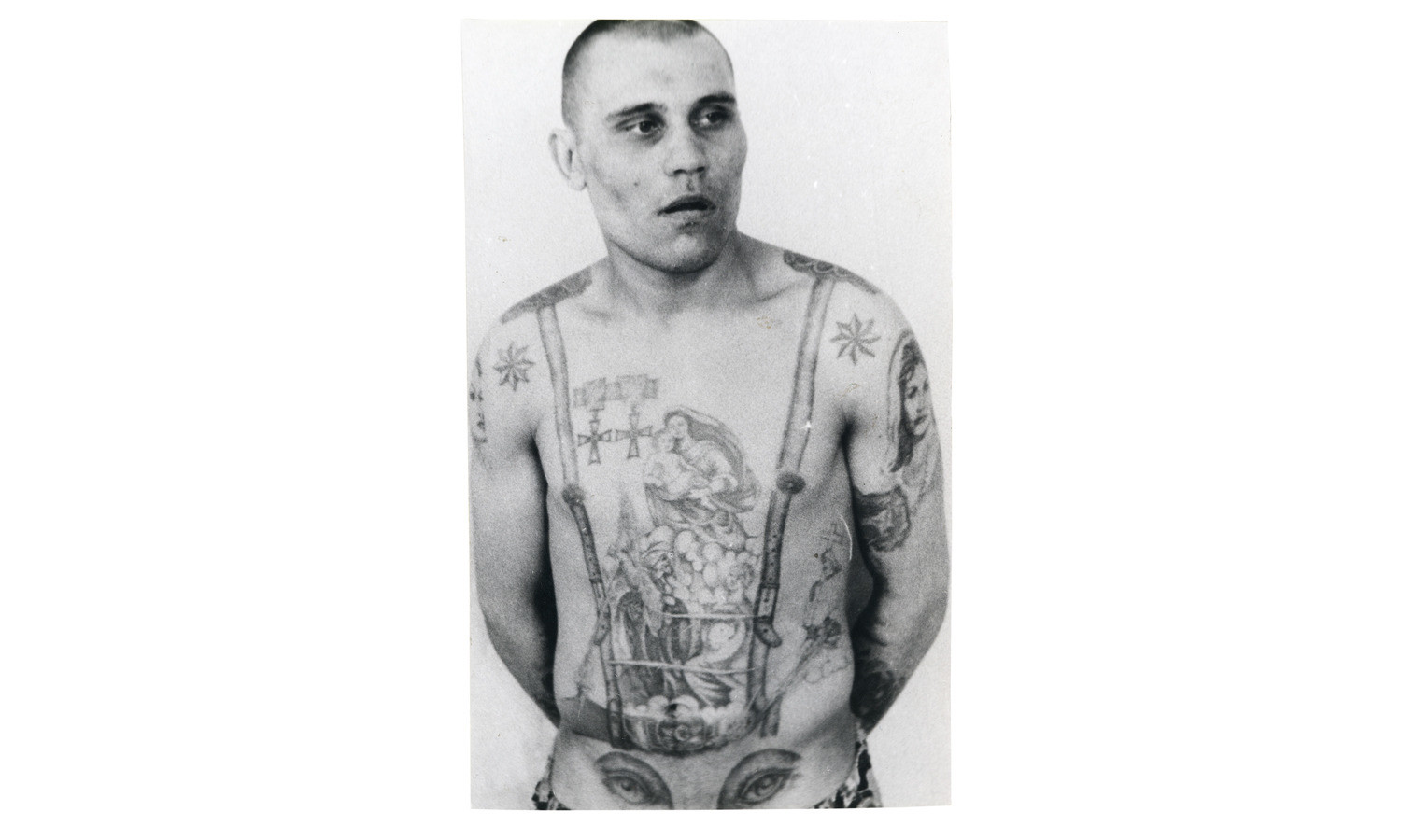 Звёзды на плечах этого заключенного, указывают, что он является «криминальным авторитетом», а медали служат знаком неповиновения с советским режимом. Глаза на животе указывают на гомосексуальность их обладателя (пенис становится «носом» на изображённом лице).
