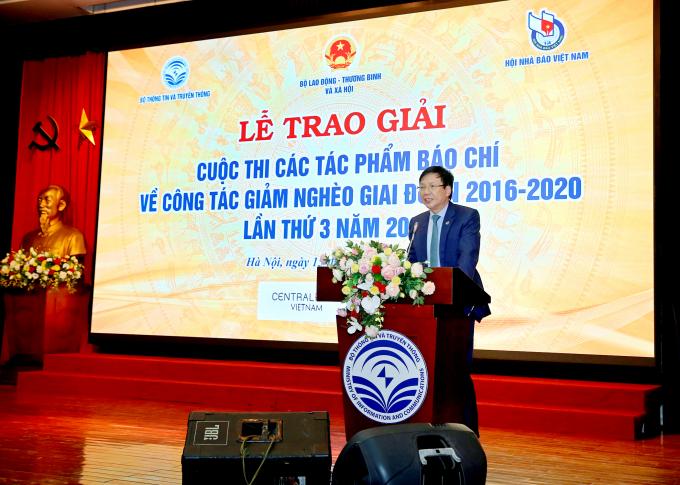 Đồng chí Hồ Quang Lợi, Phó Chủ tịch Thường trực Hội Nhà báo Việt Nam phát biểu tại lễ trao giải. Ảnh: Sơn Hải