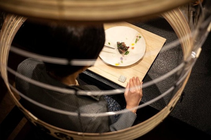 thực khách trong nhà hàng ở Nhật Bản ngồi ăn trong lồng đèn để đảm bảo giãn cách