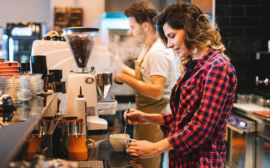 Ảnh có chứa nhà bếp, trong nhà, chuẩn bị, người

Mô tả được tạo tự động