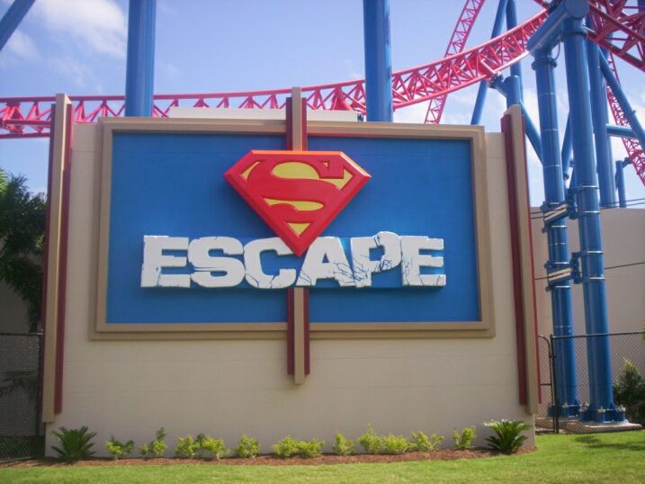 https://upload.wikimedia.org/wikipedia/commons/2/26/Superman_Escape_Ride2.JPG