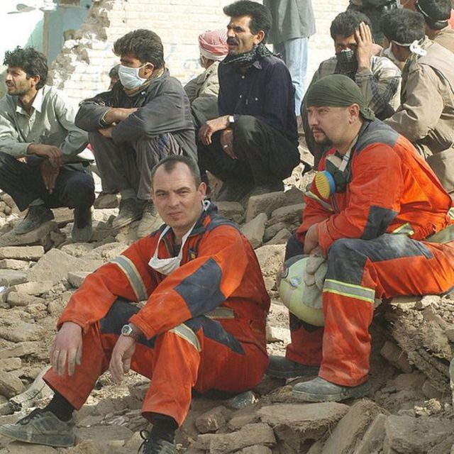 Українські рятувальники на руїнах міста Бам, грудень 2003 року