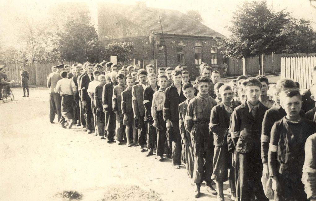 Poland ,Radom, בני נוער עומדים בתור בגטו. ארכיון יד ושם, 3032/1