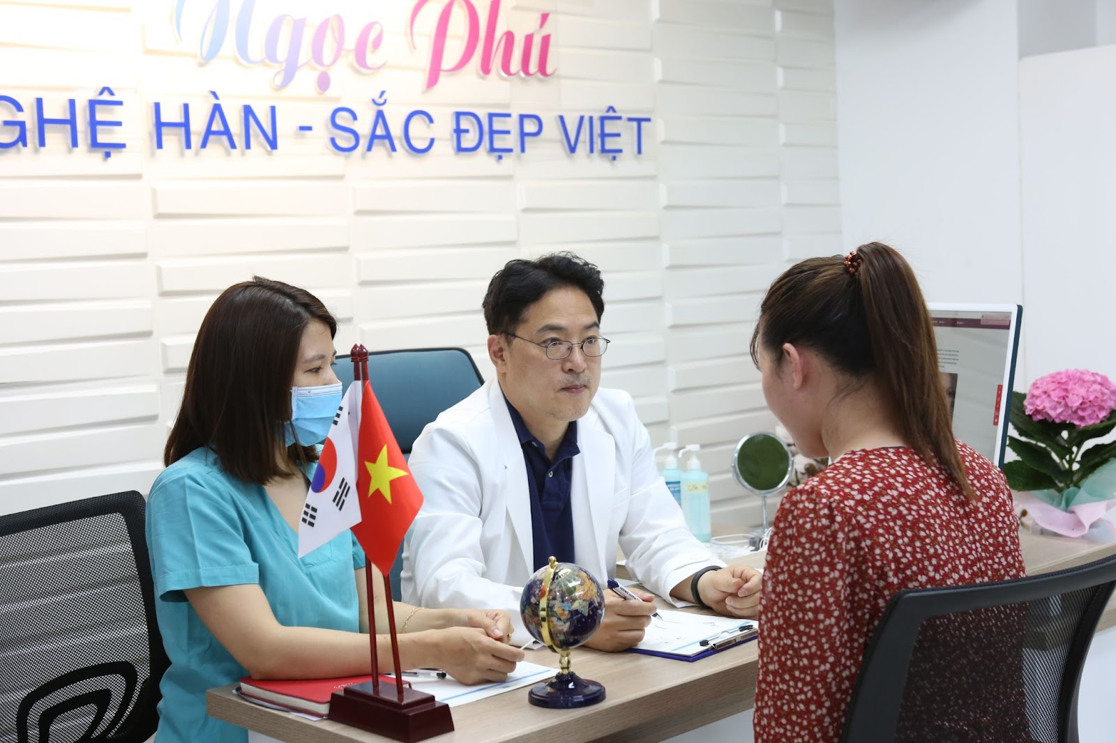 Hiểu được mong muốn làm đẹp với bác sĩ Hàn cùng công nghệ Hàn Quốc, Bệnh viện Thẩm mỹ Ngọc Phú đã hợp tác cùng Giáo sư/Bác sĩ Lee Jung Hoon - Viện trưởng Viện giải phẫu thẩm mỹ NU-Seoul Hàn Quốc