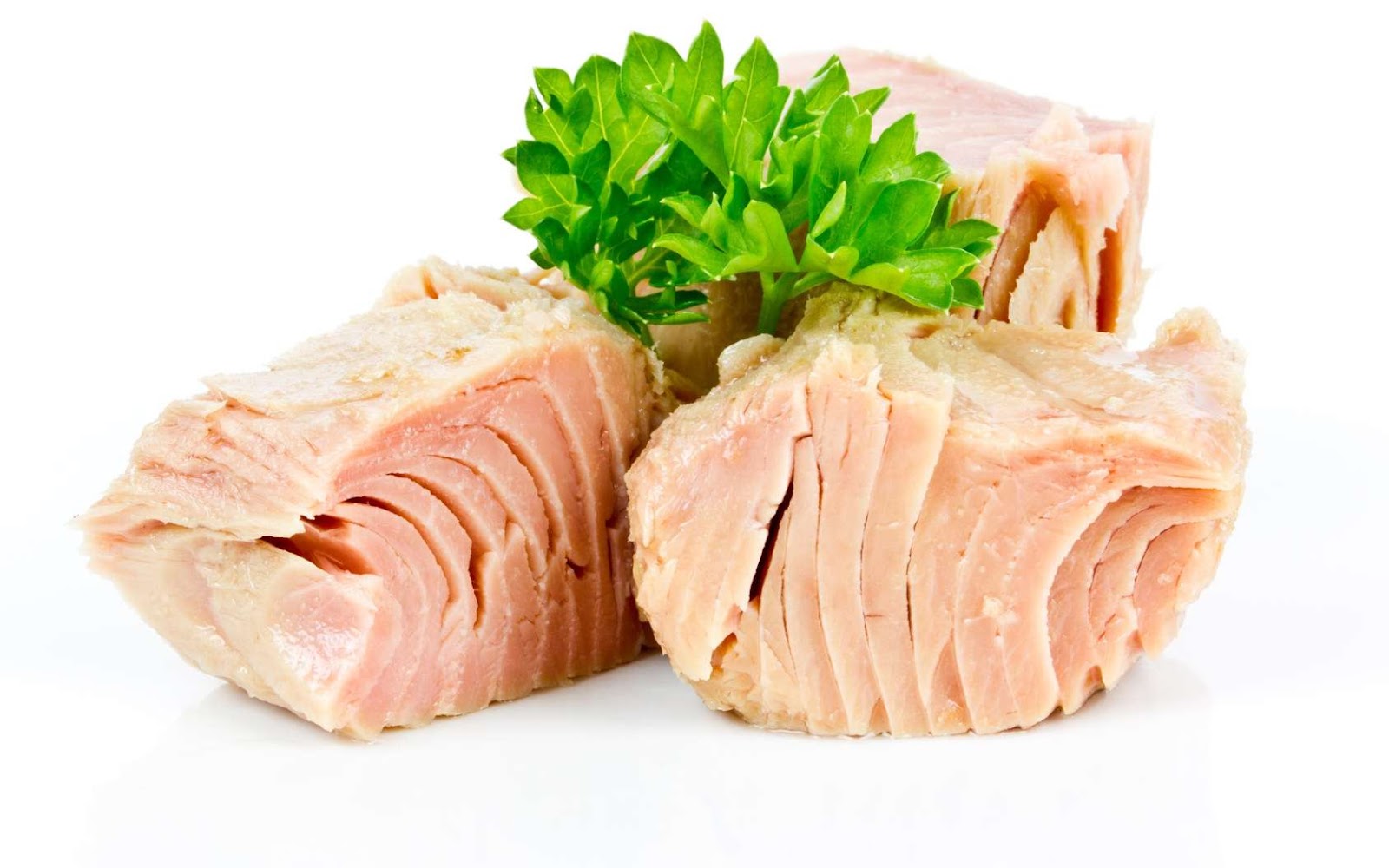 saumon avec une feuille de salade