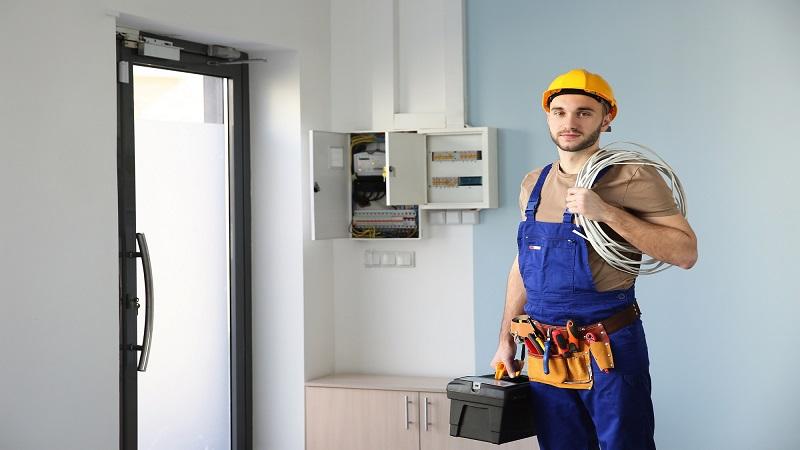 A person standing in front of a refrigerator

Description automatically generated