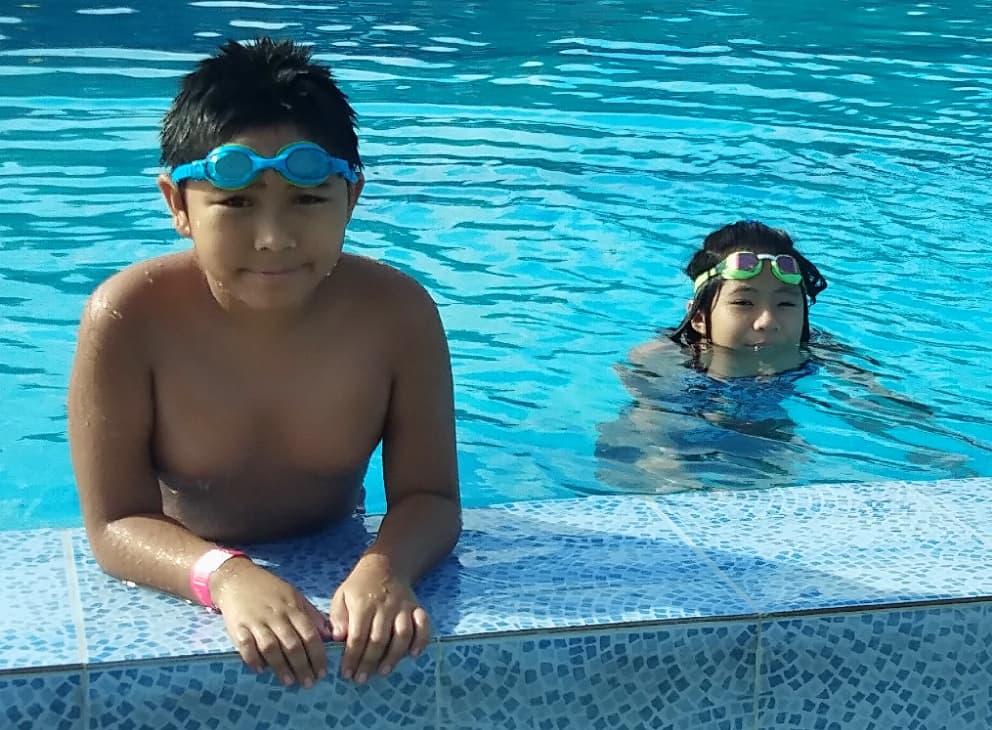 JOACHIM ISAAC (LEFT) IN THE POOL. 