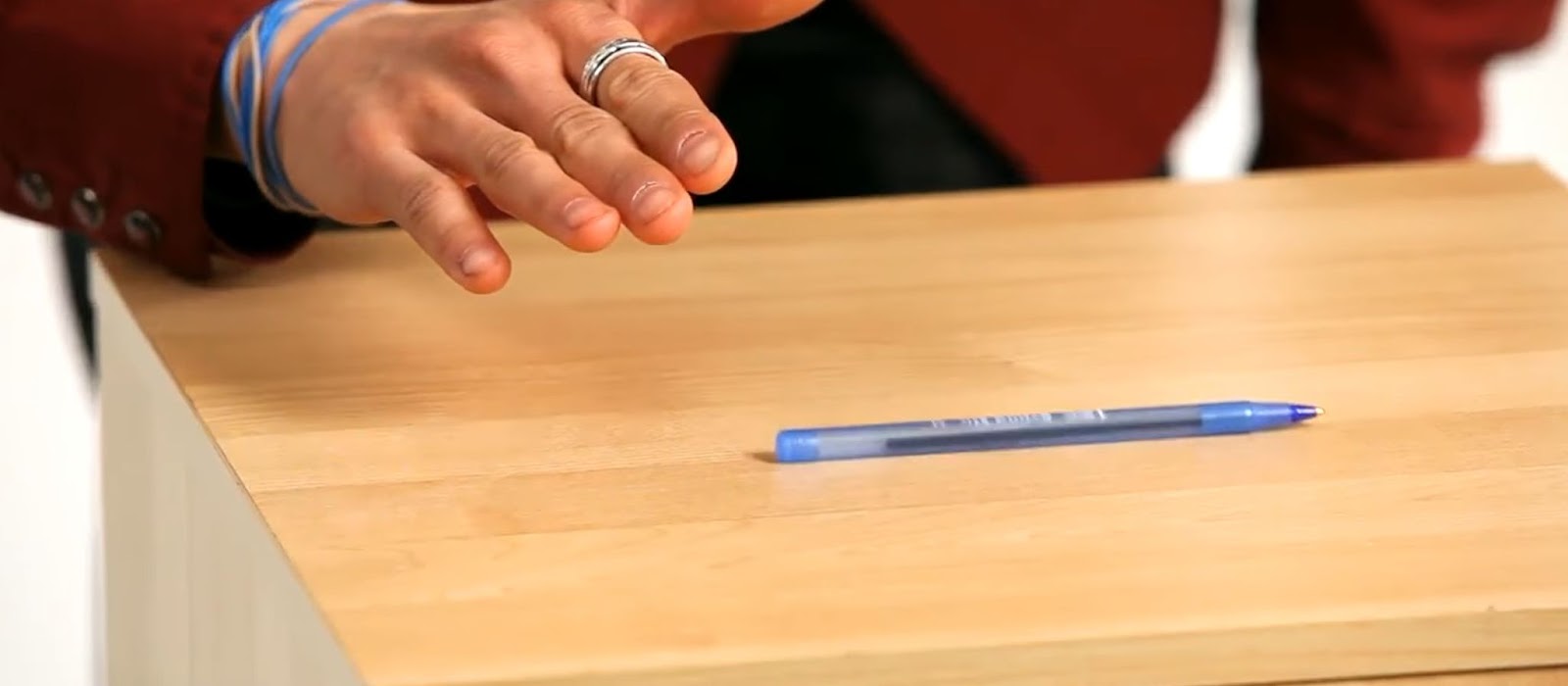 Moving pen magic trick 
