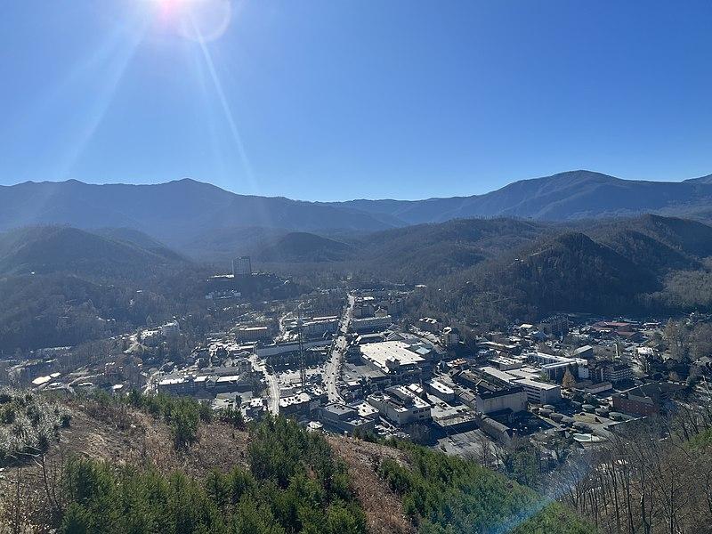 Gatlinburg,_Tennessee_viewed_from_the_Gatlinburg_SkyLift_Park.jpg