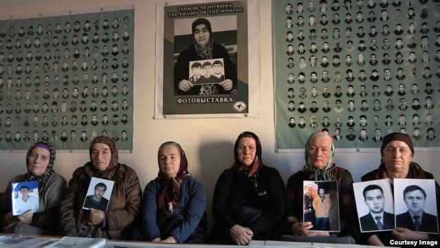 Чеченские женщины надеются отыскать исчезнувших родственников