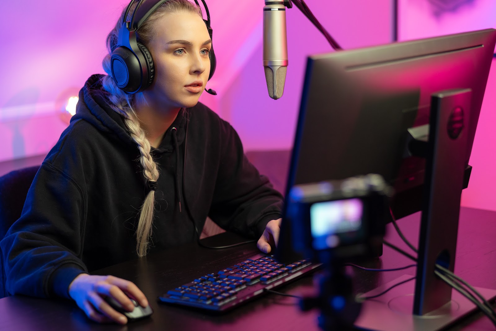 mulher streamer profissional jogando no computador