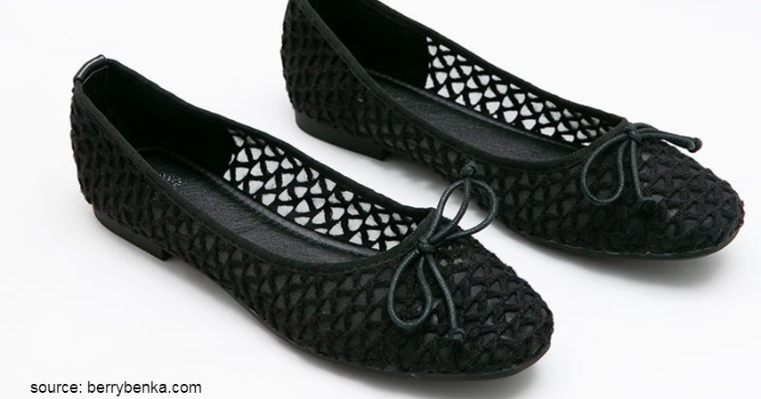 Merk Flat Shoes Lokal Terbaik - Berrybenka – Mindy Janice Transparent Flats Black