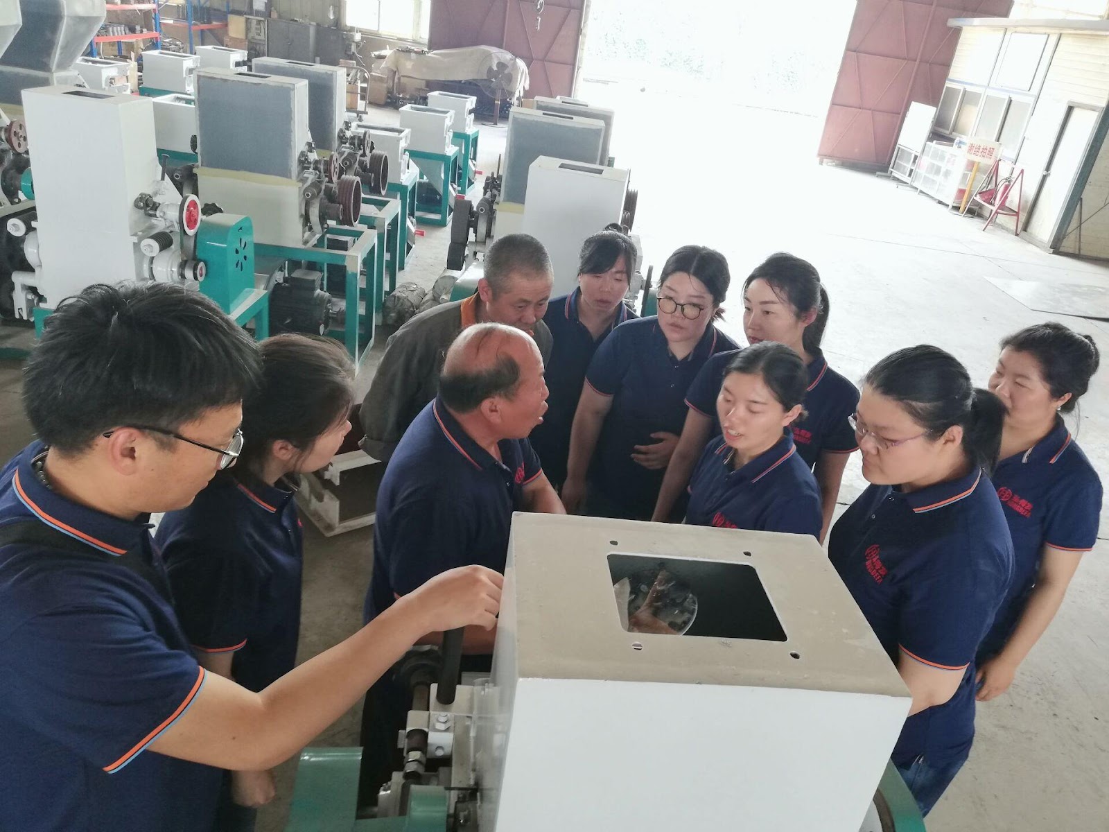 Director Guo explains equipment knowledge to us