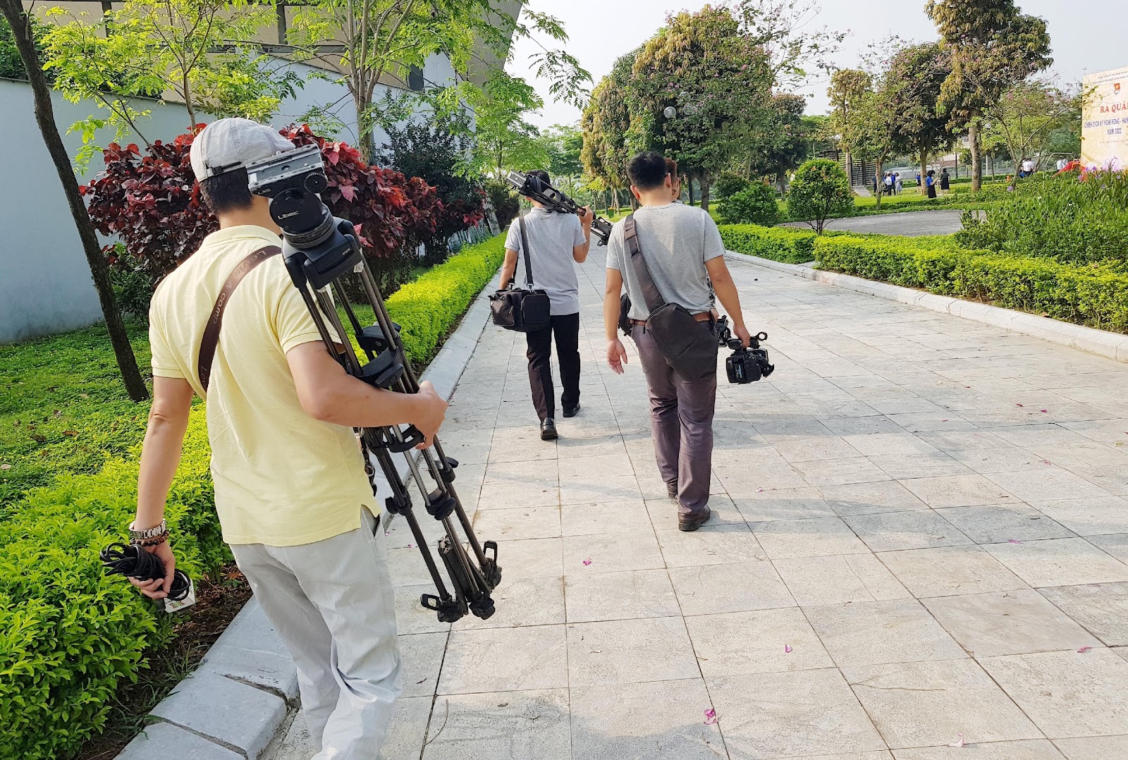 Ê kíp Ban biên tập thời sự Đài Phát thanh - Truyền hình Hà Nội thường mang theo nhiều thiết bị hơn.