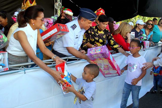 Primera Dama de la República Dominicana realiza entrega de juguetes en Base Aérea San Isidro en compañía del Comandante General y Presidenta del CEOFARD 