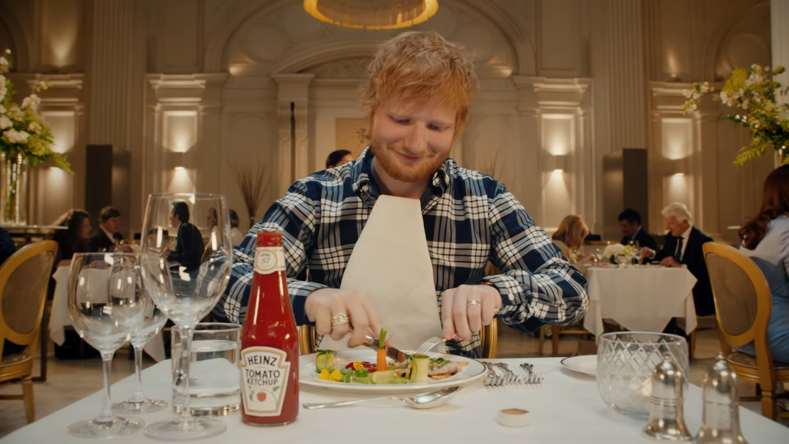Ed Sheeran eating with Heinz ketchup