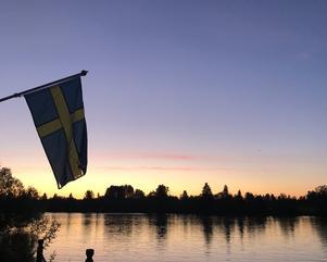 Gå i juninatten ut! Älven strömmar genom landet mot fjärran hav. Foto: Göran Greider. 