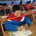 Eso está pasando en las escuelas chinas, asi se les enseña a los niños cómo sentarse y mantener la postura.