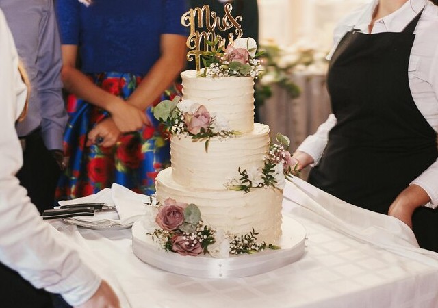 bolo de casamento simples com chantilly