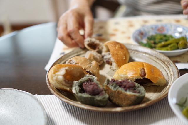 食べ物, テーブル, 皿, 人 が含まれている画像

自動的に生成された説明