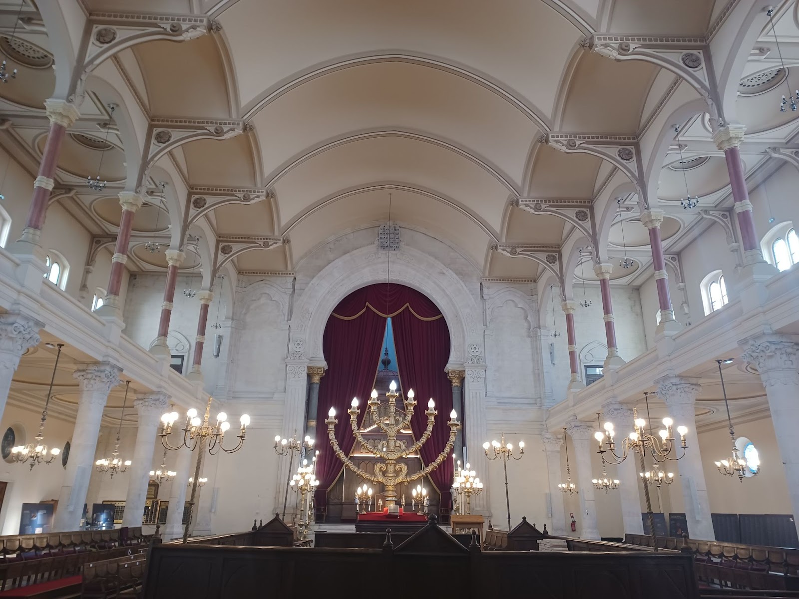The great synagogue of Bordeaux has a Portuguese style.