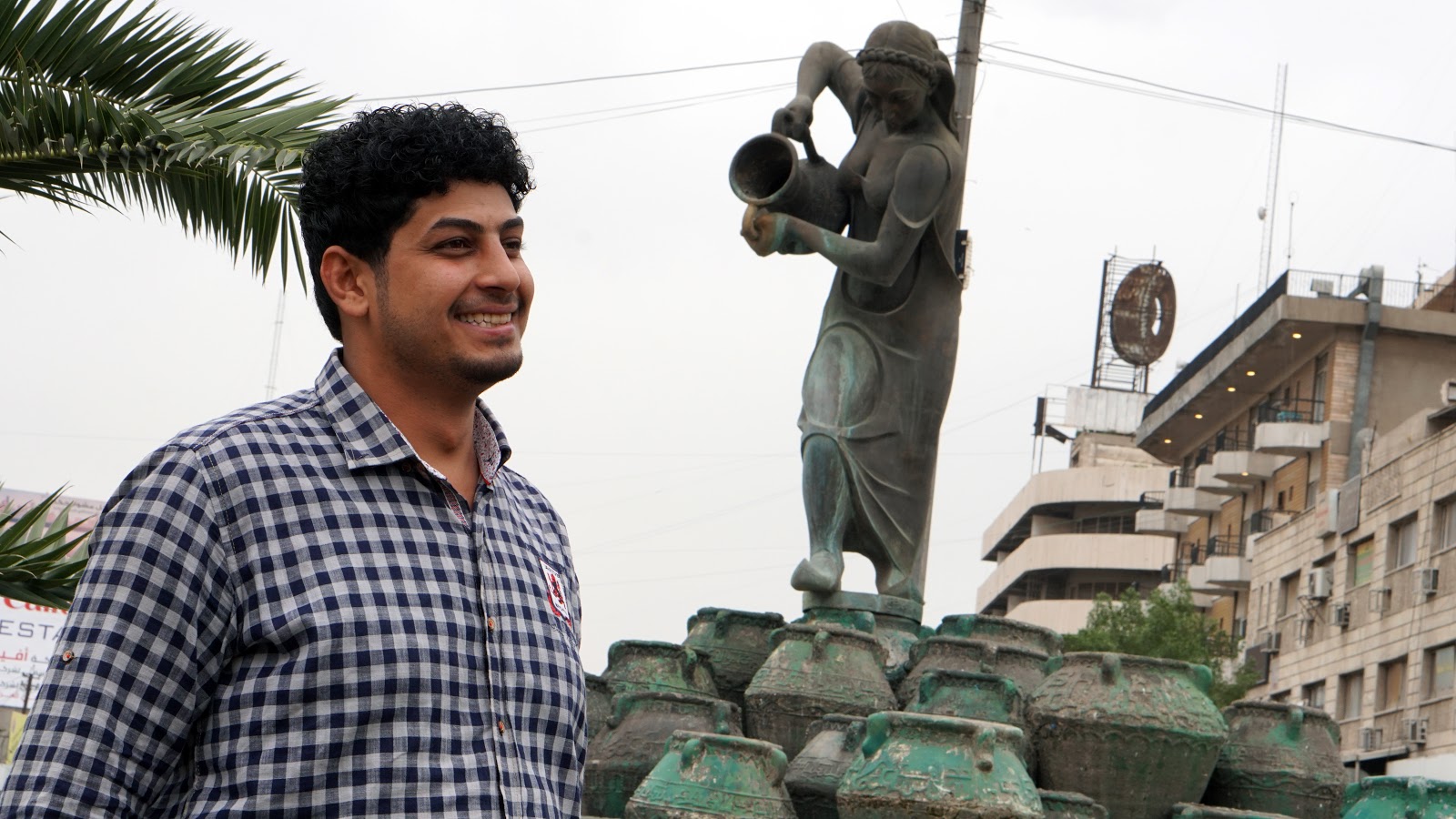 صورة لعلي مطرش وبجانبه تمثال اخضر
