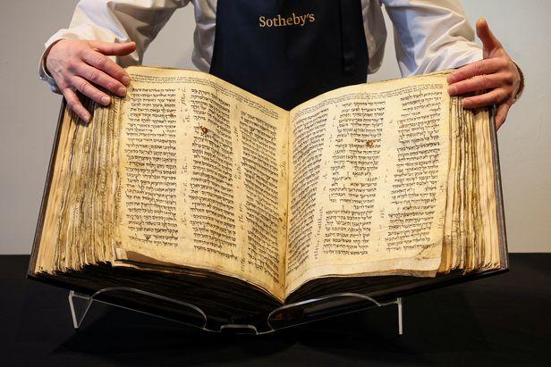 소더비가 공개한 가장 오래된 히브리어 성경책 '코덱스 사순'. /로이터 연합뉴스