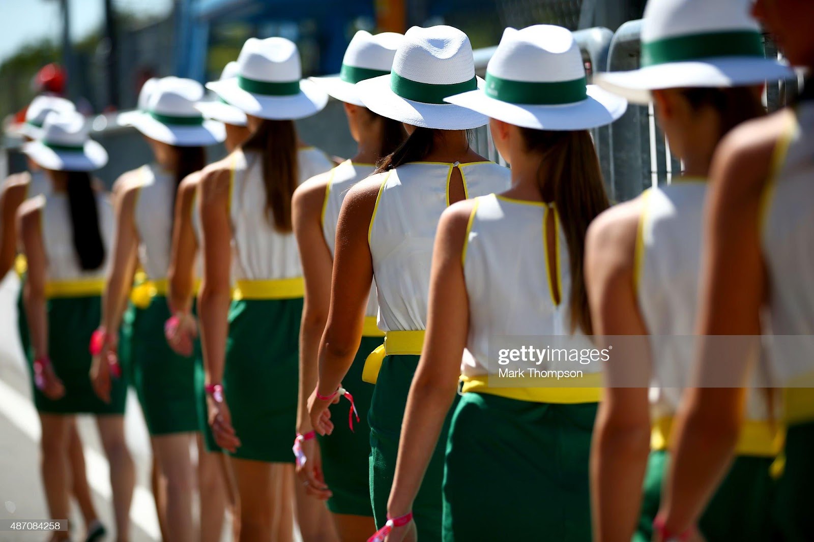 D:\Documenti\posts\posts\Women and motorsport\foto\Getty e altre\grid-girls-walk-to-the-drivers-parade-before-the-formula-one-grand-picture-id487084258.jpg