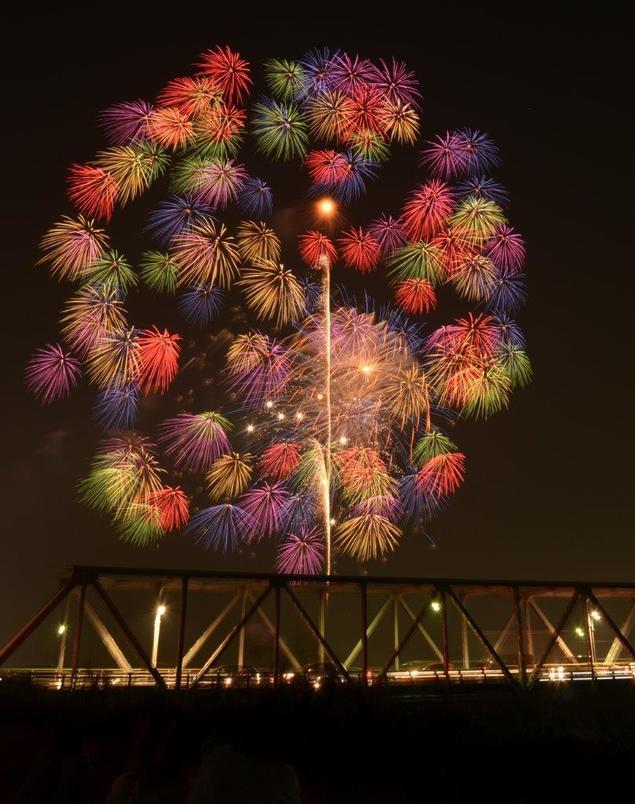 花のようなスターマインが夜空に咲き誇る