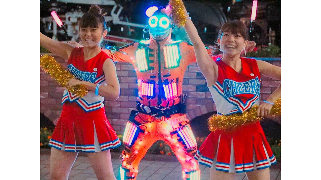見出し3画像_嶋村吉洋社長が主催するワクセルのコラム_LEDパレード(エルちゃん)さん_チアとLEDパレードエルちゃん