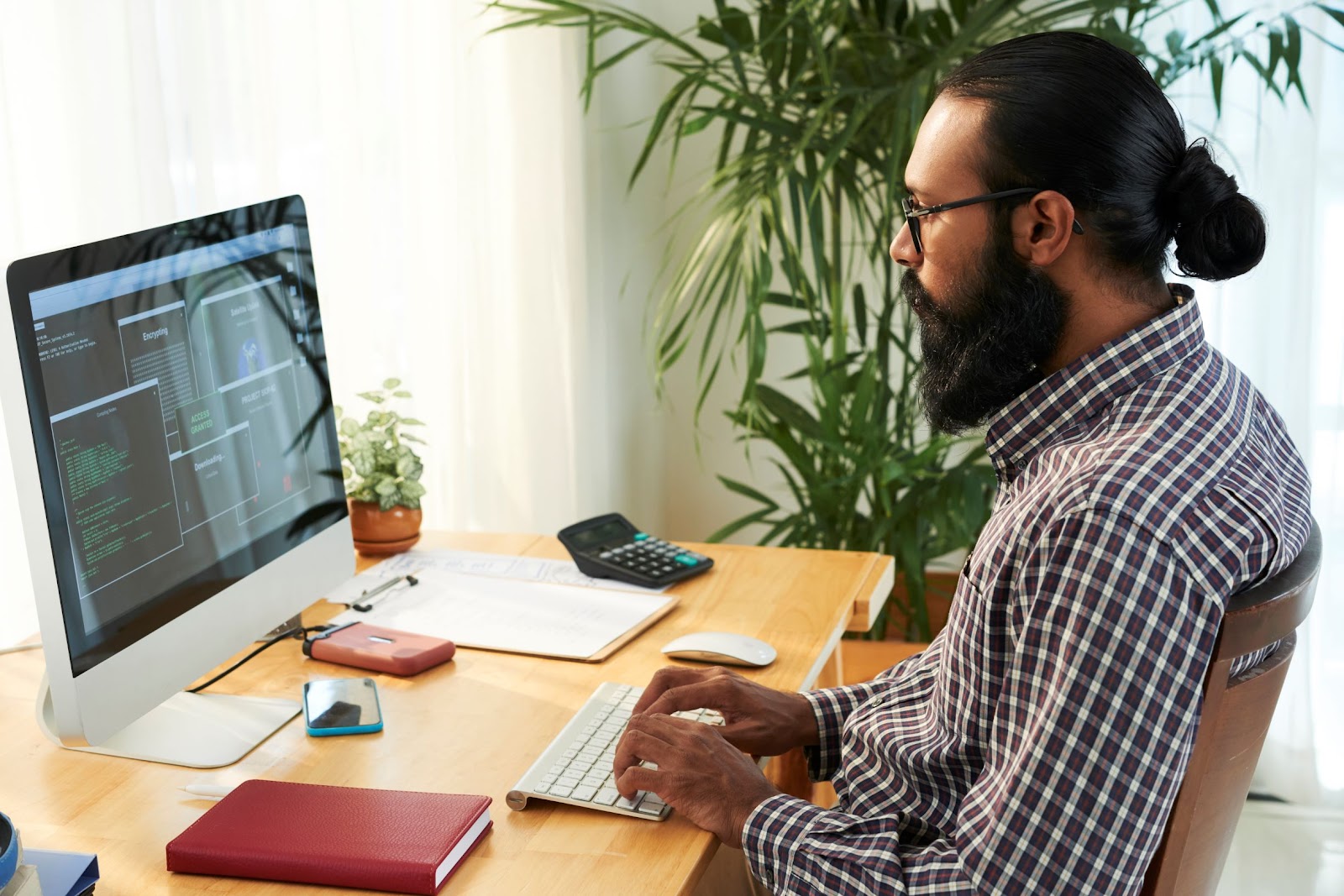 Foto de um homem em frente à uma tela desktop, ilustrando a importância da segurança cibernética empresarial.