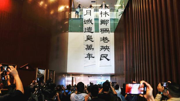 民主黨議員林卓廷周四(12日)在立法會議廳外掛出直幡「林鄭禍港殃民,月娥遺臭萬年」。(路透社)