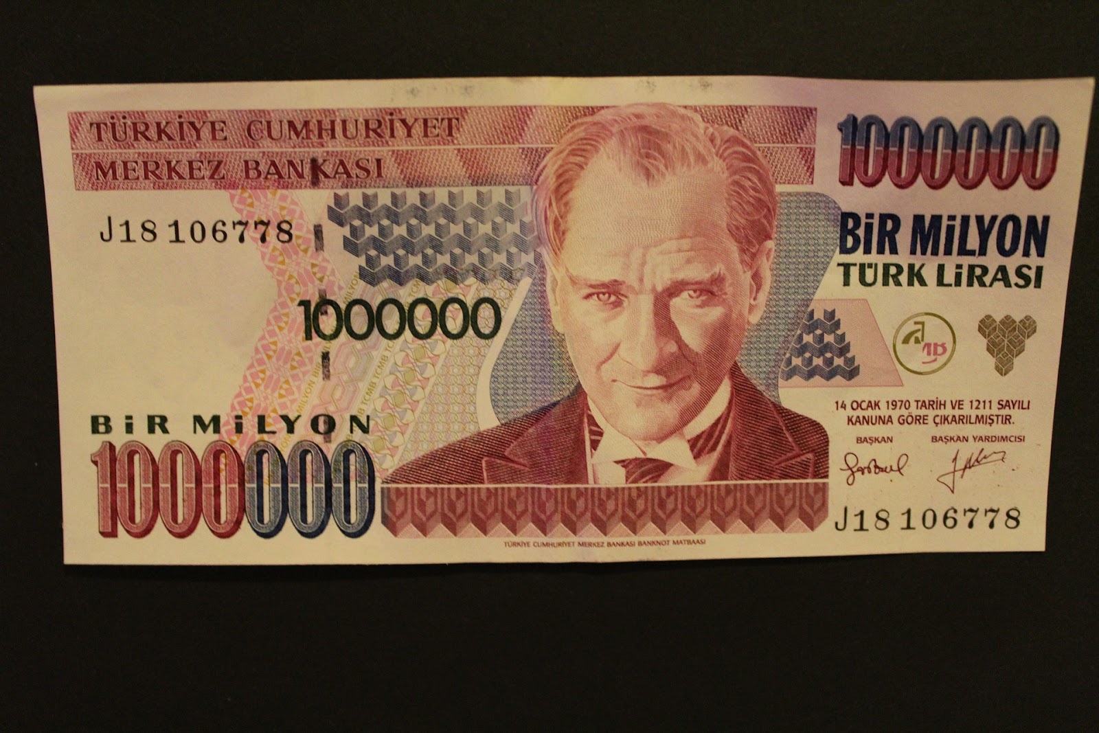 A picture of 1,000,000 Turkish lira bill.