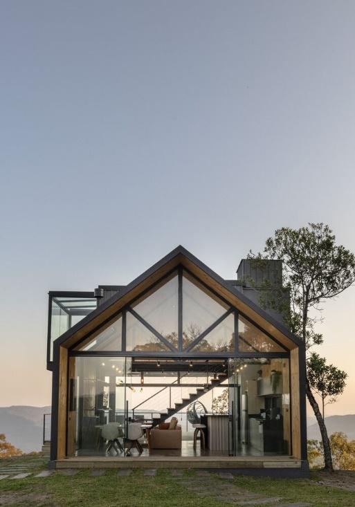 Casa moderna con ventanas panorámicas