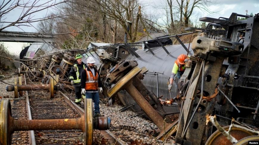 Hiện trường một đoàn tàu bị lật sau khi một loạt những cơn lốc xoáy gây tàn phá quét qua một vài bang của Mỹ ở Earlington, Kentucky, ngày 11 tháng 12, 2021.