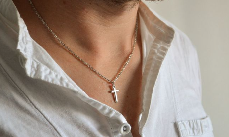 A person wearing a necklace

Description automatically generated with medium confidence