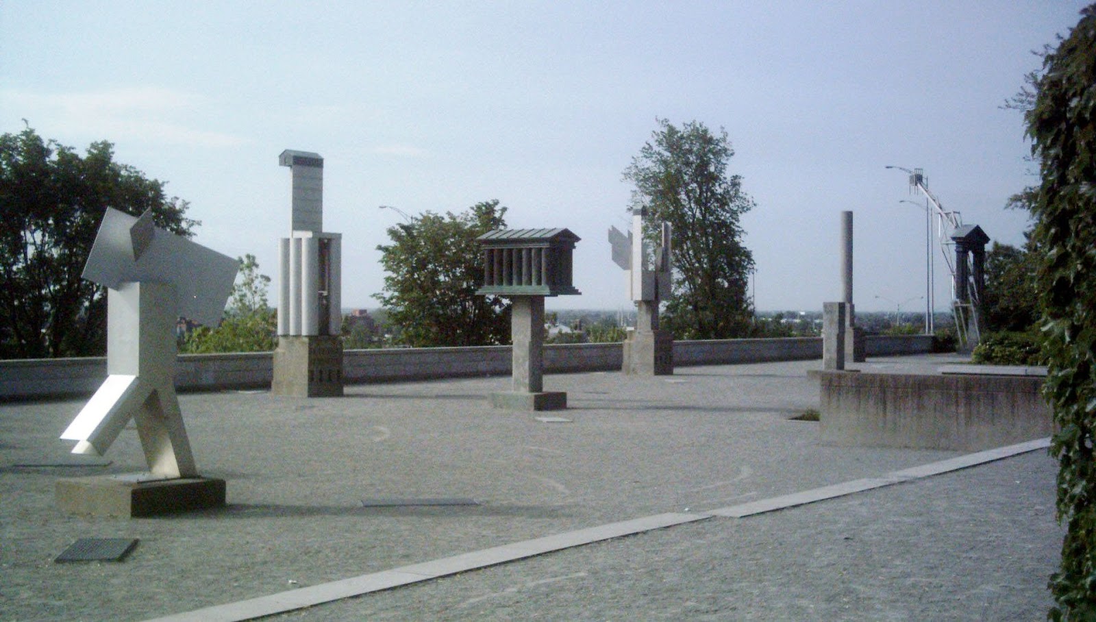 Melvin_Charney_Jardin_de_sculptures.jpg