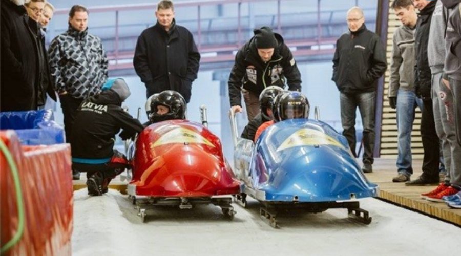 Nobrauciens bobsleja trasē