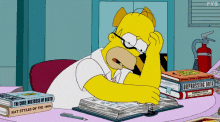 Gif da animação Os Simpsons, onde Homer Simpson, um ser masculino amarelo, trajando camisa social e gravata, está tendo dificuldades para estudar, folheando as páginas de um livro e segurando a cabeça com uma das mãos.