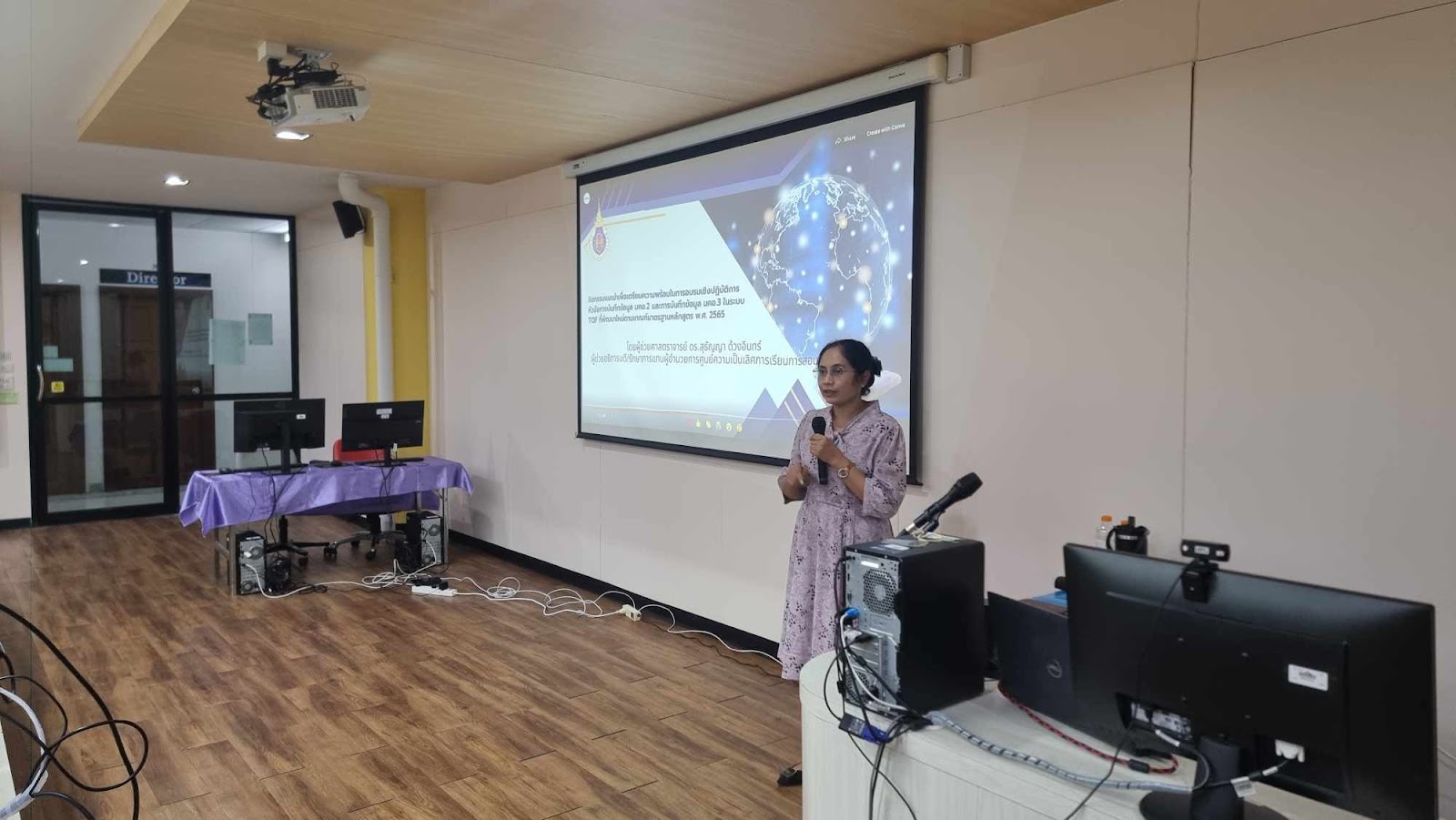 ศคร. ร่วมกับ ศทท. ได้จัดอบรมเชิงปฏิบัติการภายใต้หัวข้อ การบันทึกข้อมูลเล่มรายละเอียดหลักสูตร (มคอ.2) ในระบบ TQF ที่พัฒนาใหม่ตามเกณฑ์มาตรฐานหลักสูตร พ.ศ. 2565-1