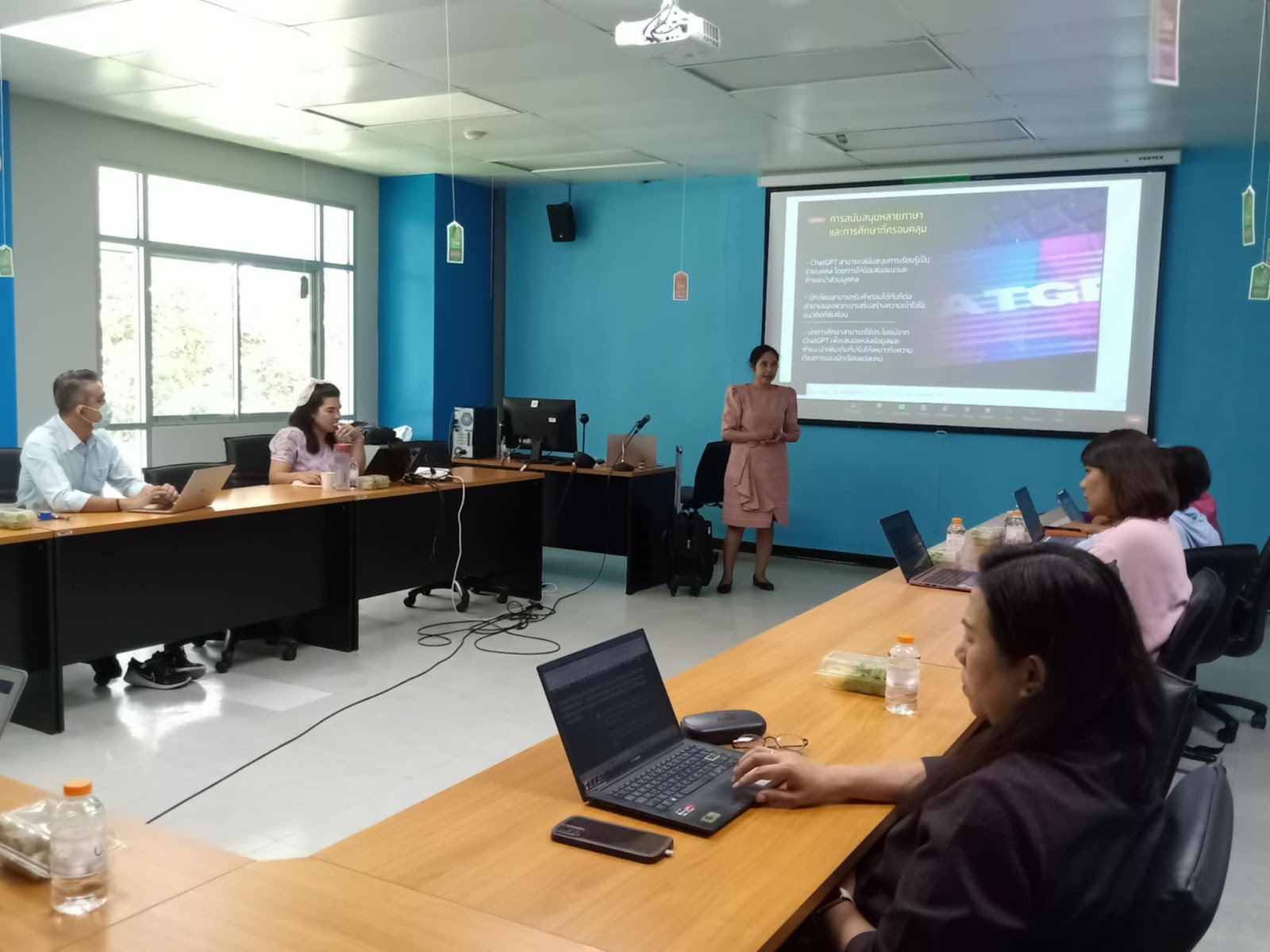 ศคร. จัดกิจกรรมจิบน้ำชายามบ่าย การใช้เทคโนโลยีเพื่อการเรียนการสอน EP3: การใช้ ChatGPT prompts เพื่อพัฒนาทักษะการคิดวิเคราะห์ สังเคราะห์ให้กับผู้เรียน วันที่ 8 ส.ค. 2567-1